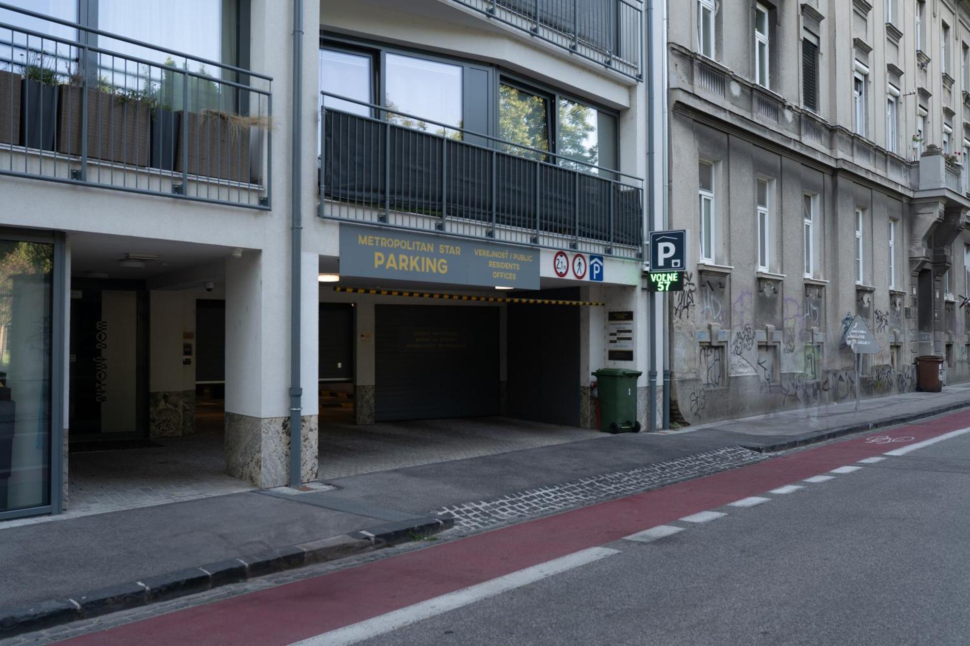 Hotel Reverie - Dependance, Check-In At Metropolitan Star Bratislava Esterno foto
