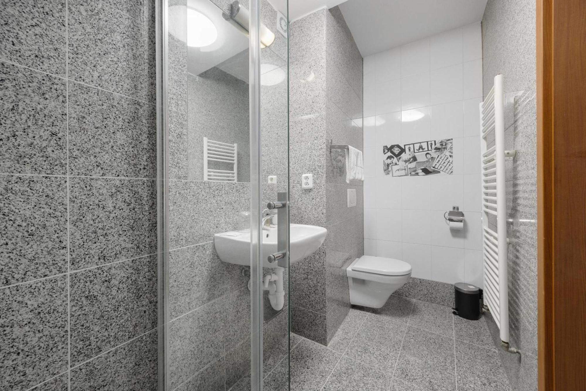 Hotel Reverie - Dependance, Check-In At Metropolitan Star Bratislava Esterno foto