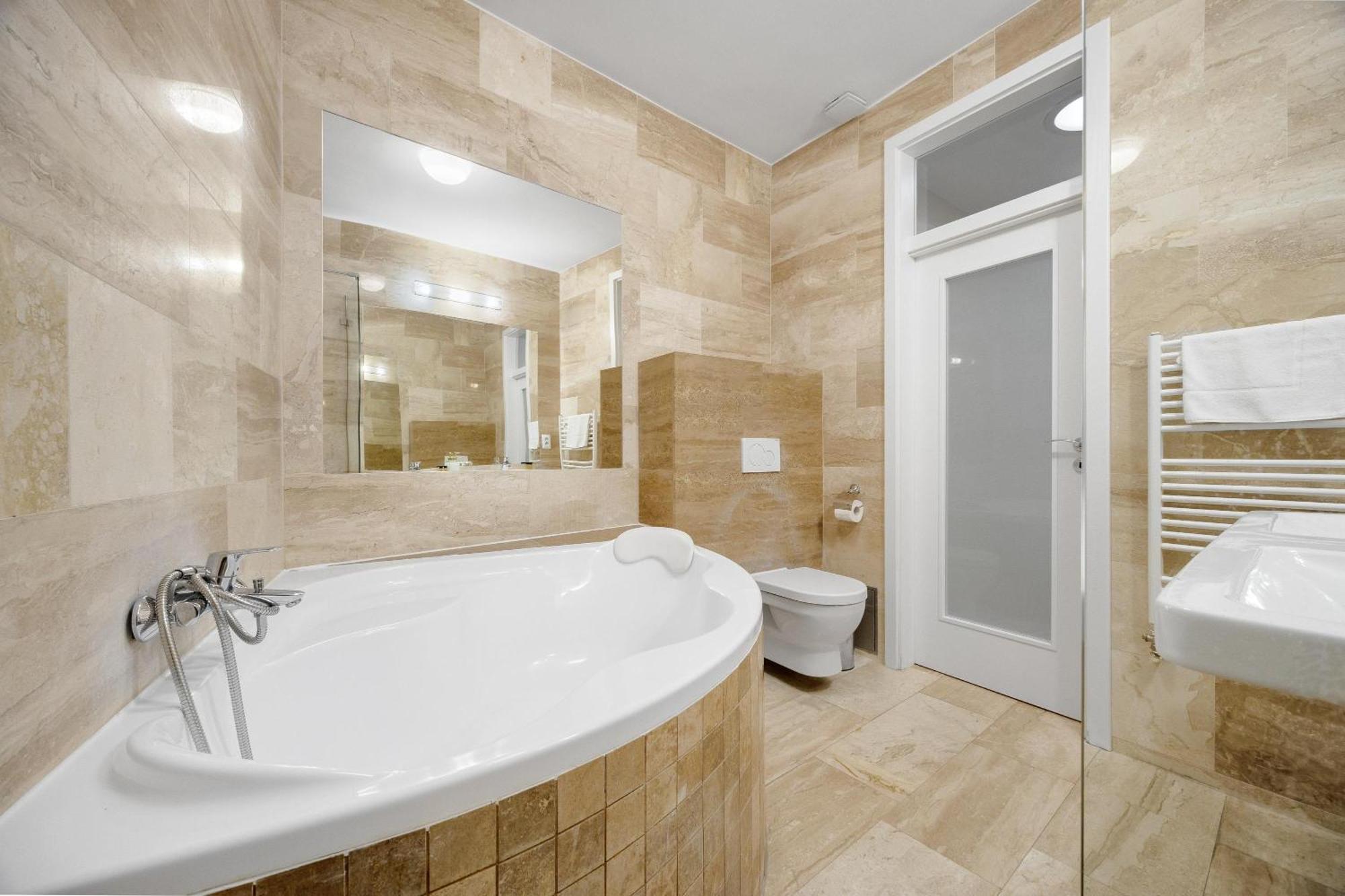 Hotel Reverie - Dependance, Check-In At Metropolitan Star Bratislava Esterno foto
