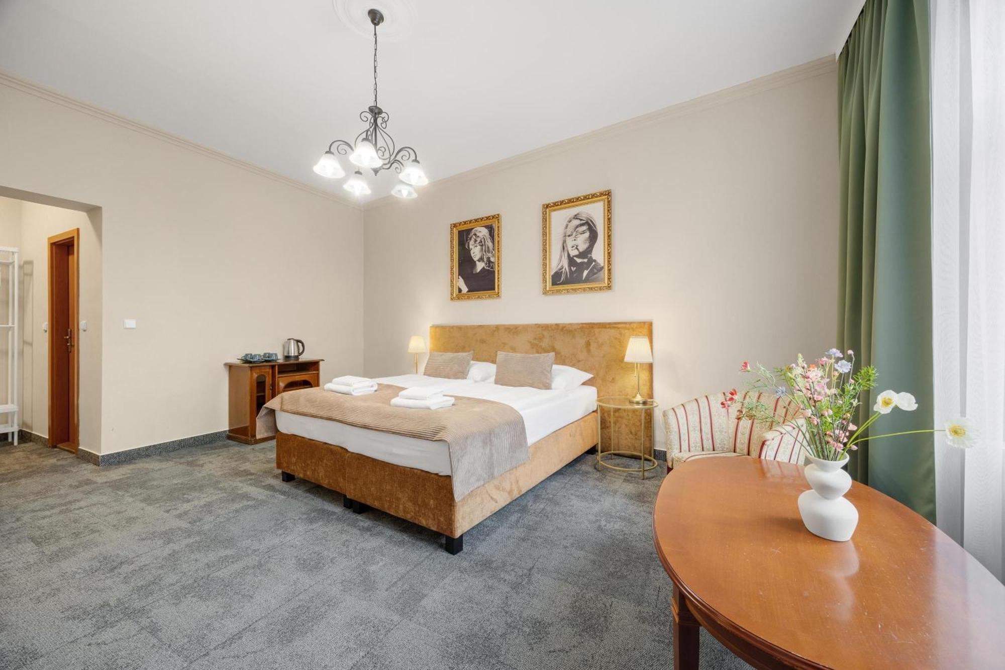 Hotel Reverie - Dependance, Check-In At Metropolitan Star Bratislava Esterno foto