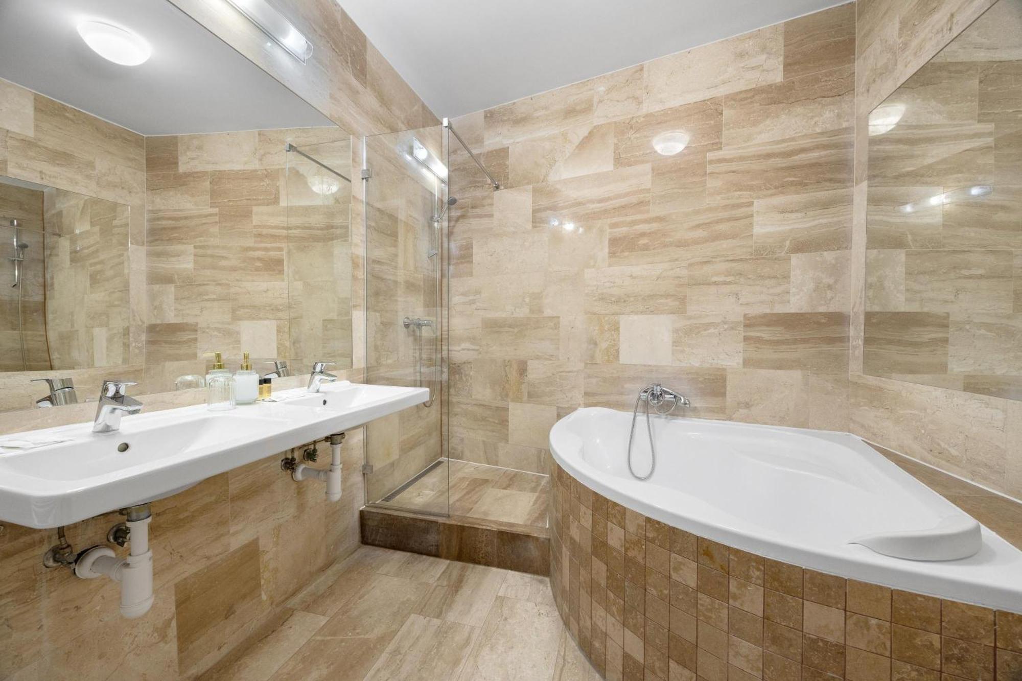 Hotel Reverie - Dependance, Check-In At Metropolitan Star Bratislava Esterno foto