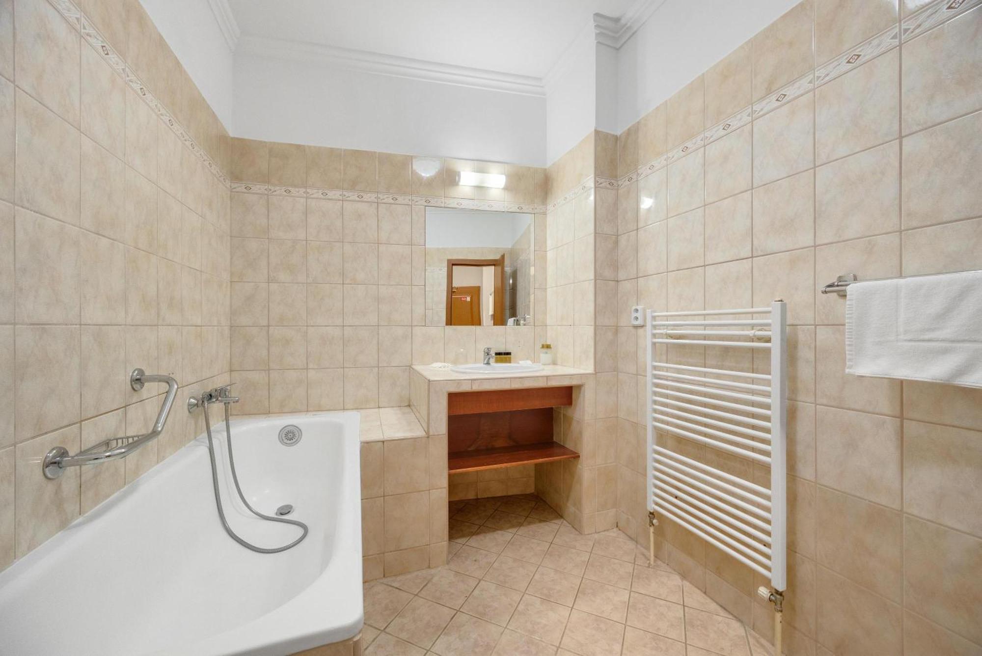 Hotel Reverie - Dependance, Check-In At Metropolitan Star Bratislava Esterno foto