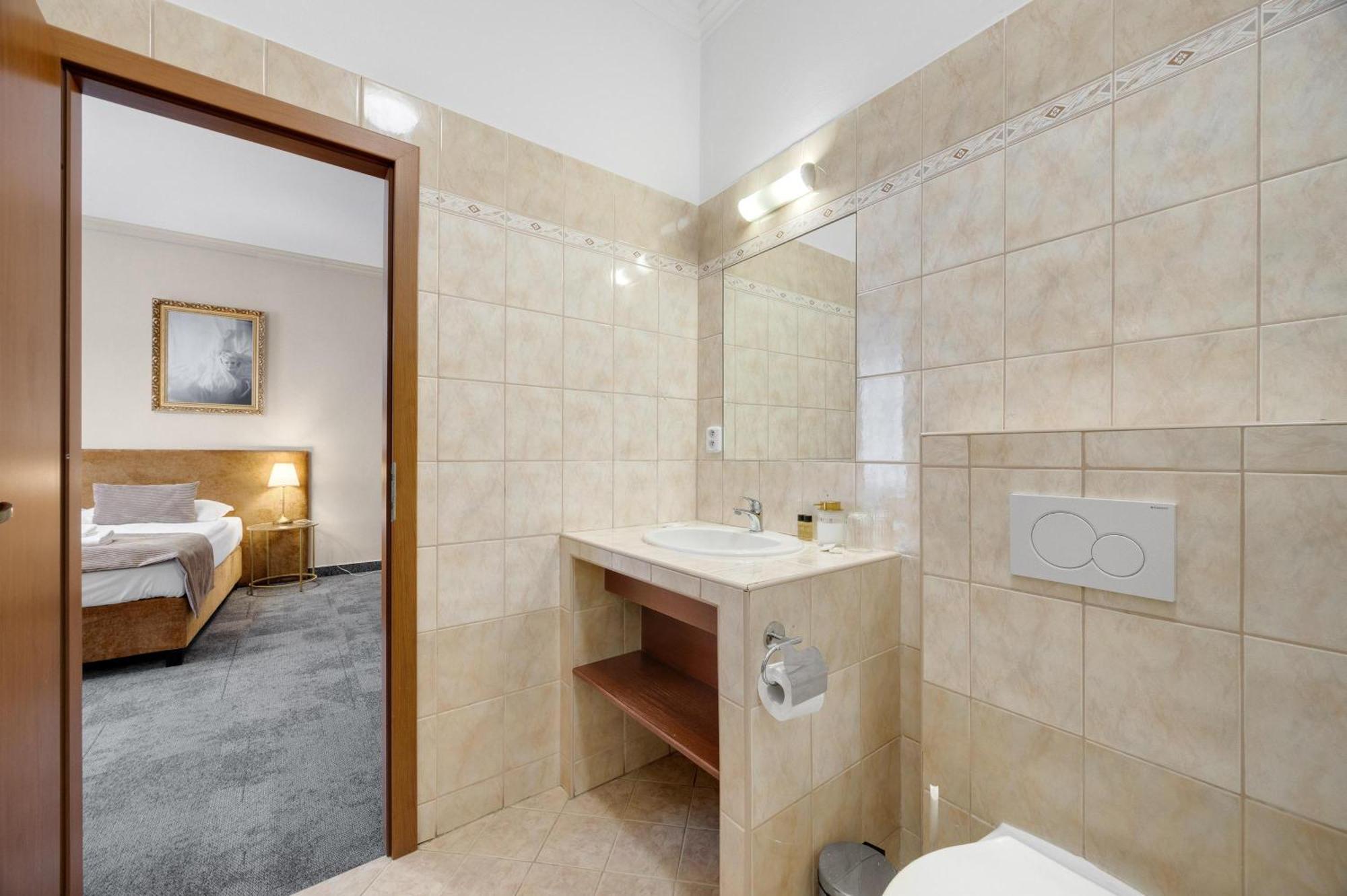 Hotel Reverie - Dependance, Check-In At Metropolitan Star Bratislava Esterno foto