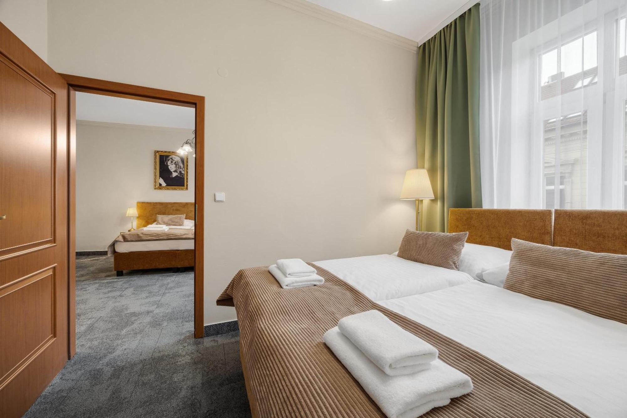 Hotel Reverie - Dependance, Check-In At Metropolitan Star Bratislava Esterno foto