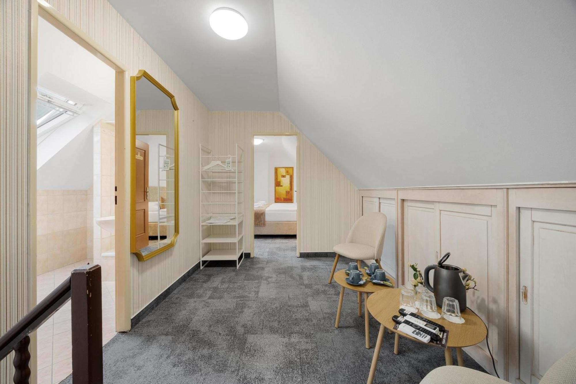 Hotel Reverie - Dependance, Check-In At Metropolitan Star Bratislava Esterno foto