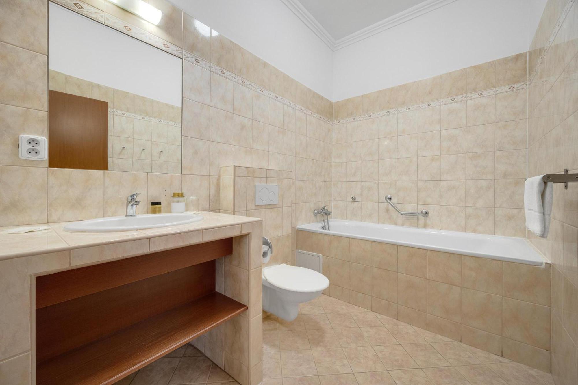 Hotel Reverie - Dependance, Check-In At Metropolitan Star Bratislava Esterno foto