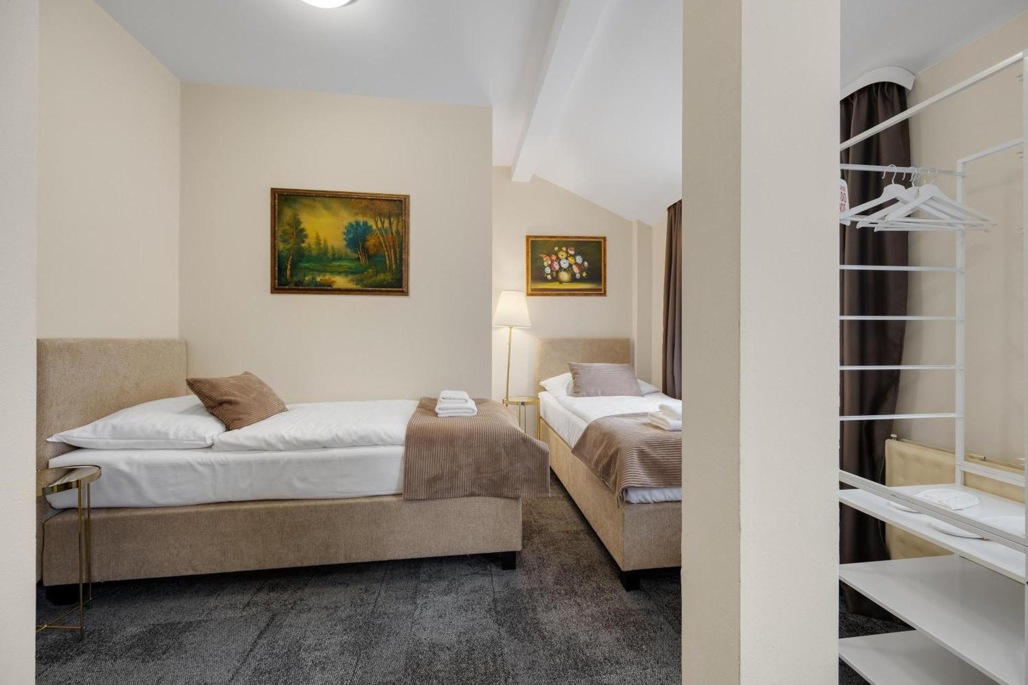 Hotel Reverie - Dependance, Check-In At Metropolitan Star Bratislava Esterno foto