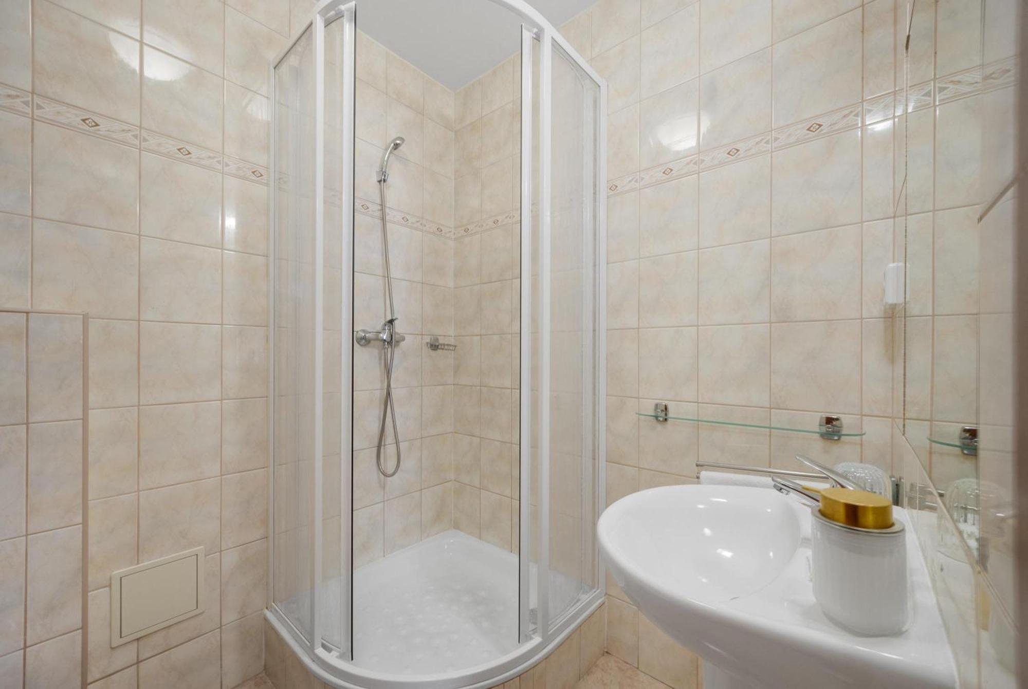 Hotel Reverie - Dependance, Check-In At Metropolitan Star Bratislava Esterno foto