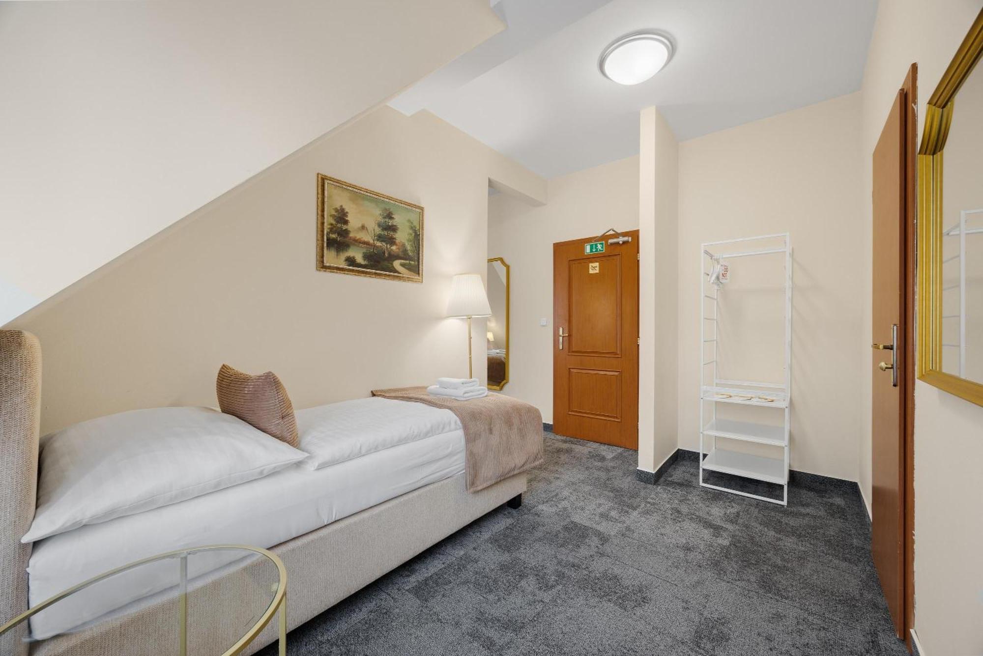 Hotel Reverie - Dependance, Check-In At Metropolitan Star Bratislava Esterno foto