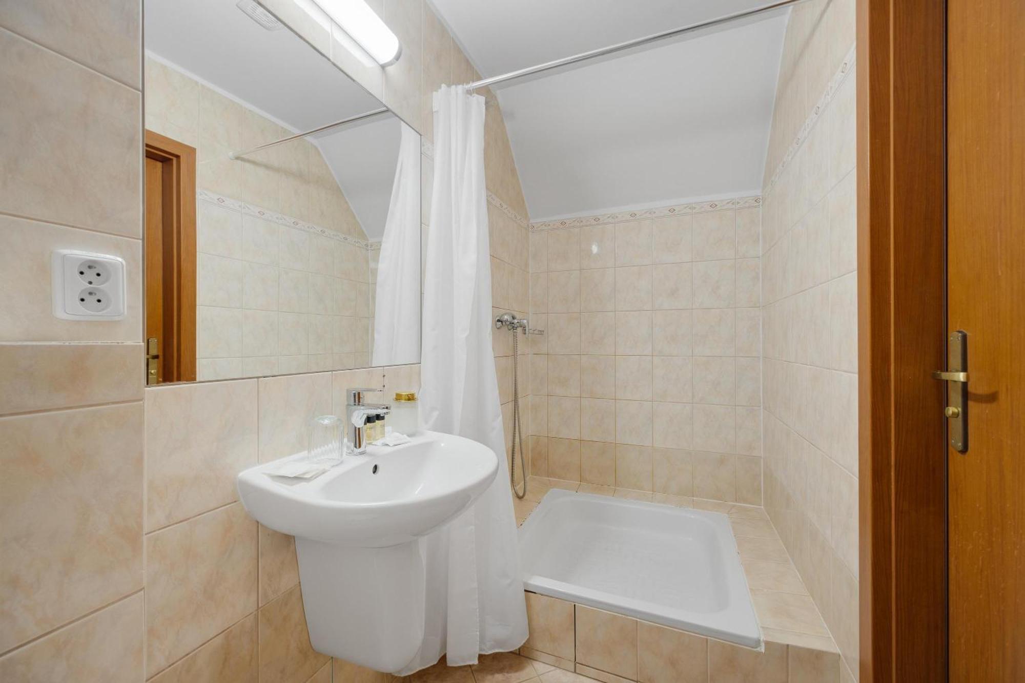Hotel Reverie - Dependance, Check-In At Metropolitan Star Bratislava Esterno foto