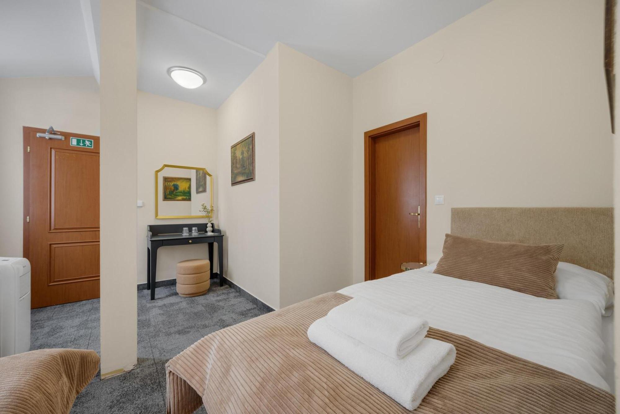 Hotel Reverie - Dependance, Check-In At Metropolitan Star Bratislava Esterno foto