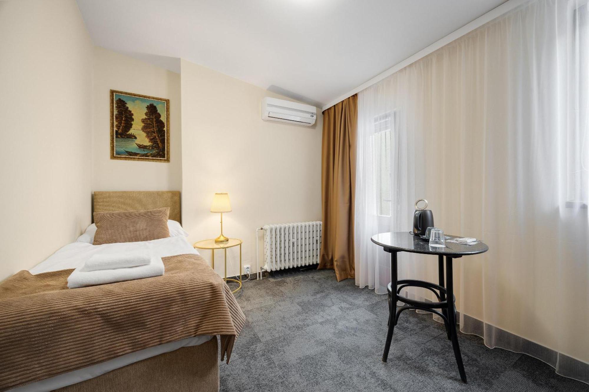 Hotel Reverie - Dependance, Check-In At Metropolitan Star Bratislava Esterno foto