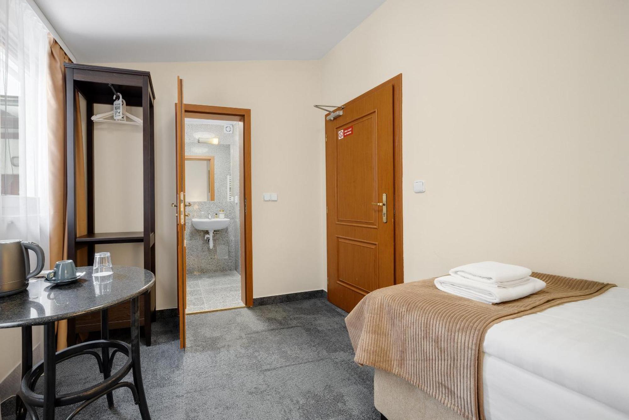 Hotel Reverie - Dependance, Check-In At Metropolitan Star Bratislava Esterno foto
