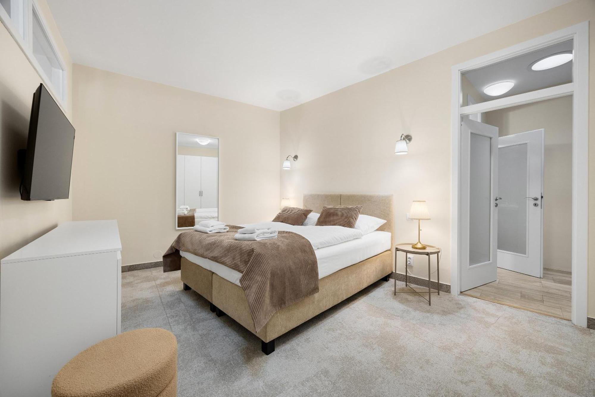 Hotel Reverie - Dependance, Check-In At Metropolitan Star Bratislava Esterno foto