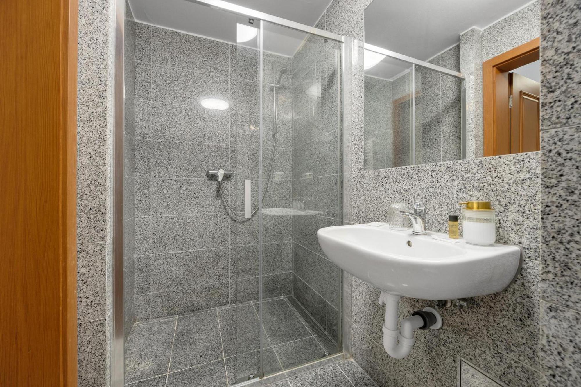 Hotel Reverie - Dependance, Check-In At Metropolitan Star Bratislava Esterno foto